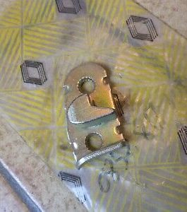 n°rn311 gache porte renault r4 0852817300 neuve DPA86