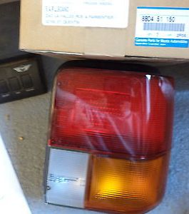n°lm35 feu droit mazda 121  8bd451150 neuf