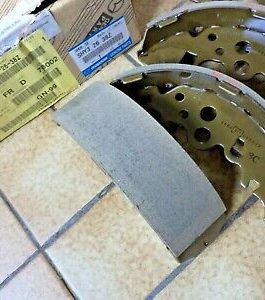 n°sa411 jeu garniture frein ar mazda serie E shy2638z neuf DPA86