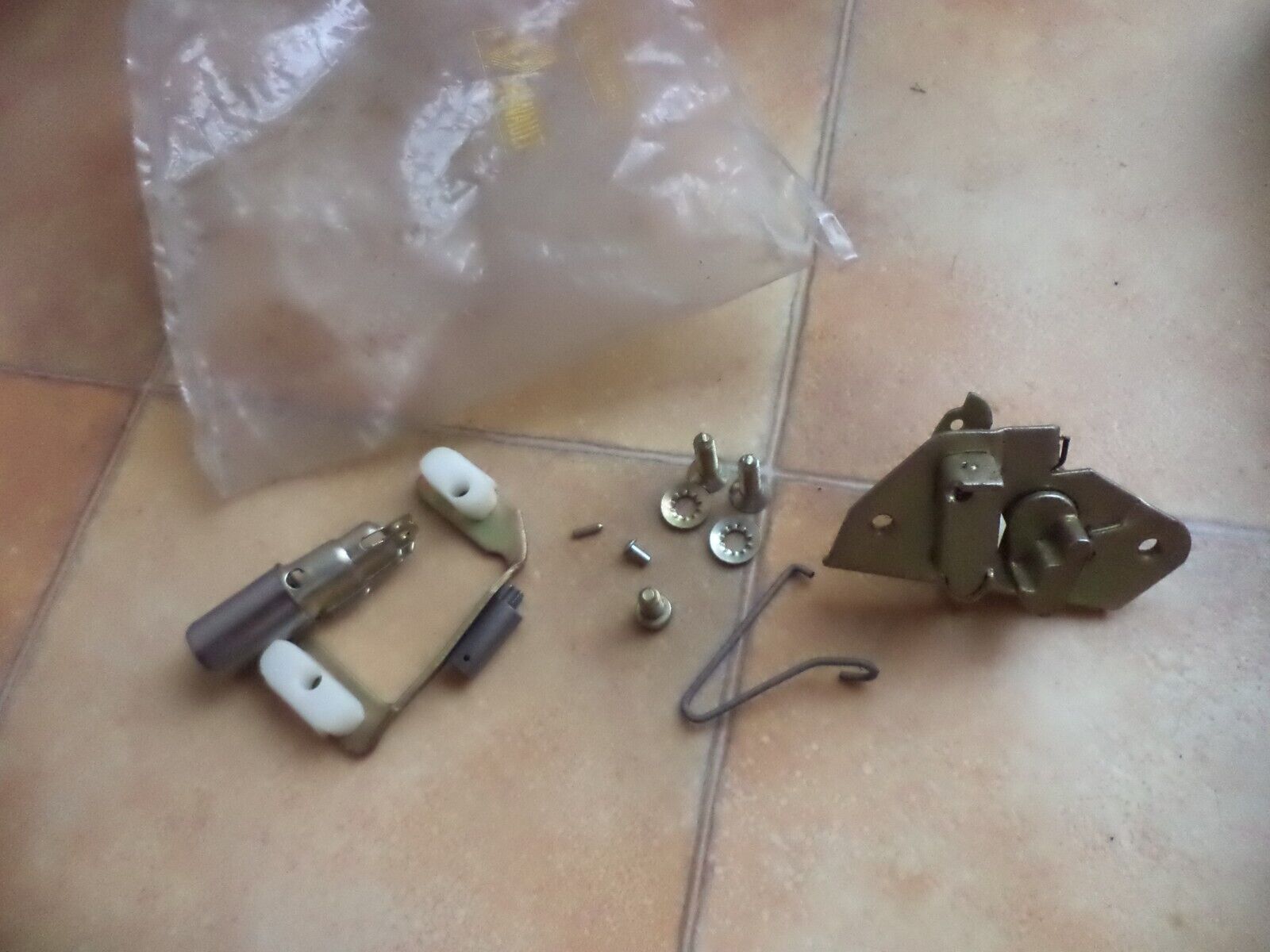 n°rt92 serrure porte avg renault r4 7701453951 neuve DPA86