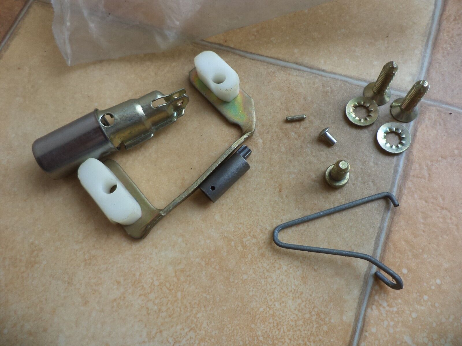 n°rt92 serrure porte avg renault r4 7701453951 neuve DPA86