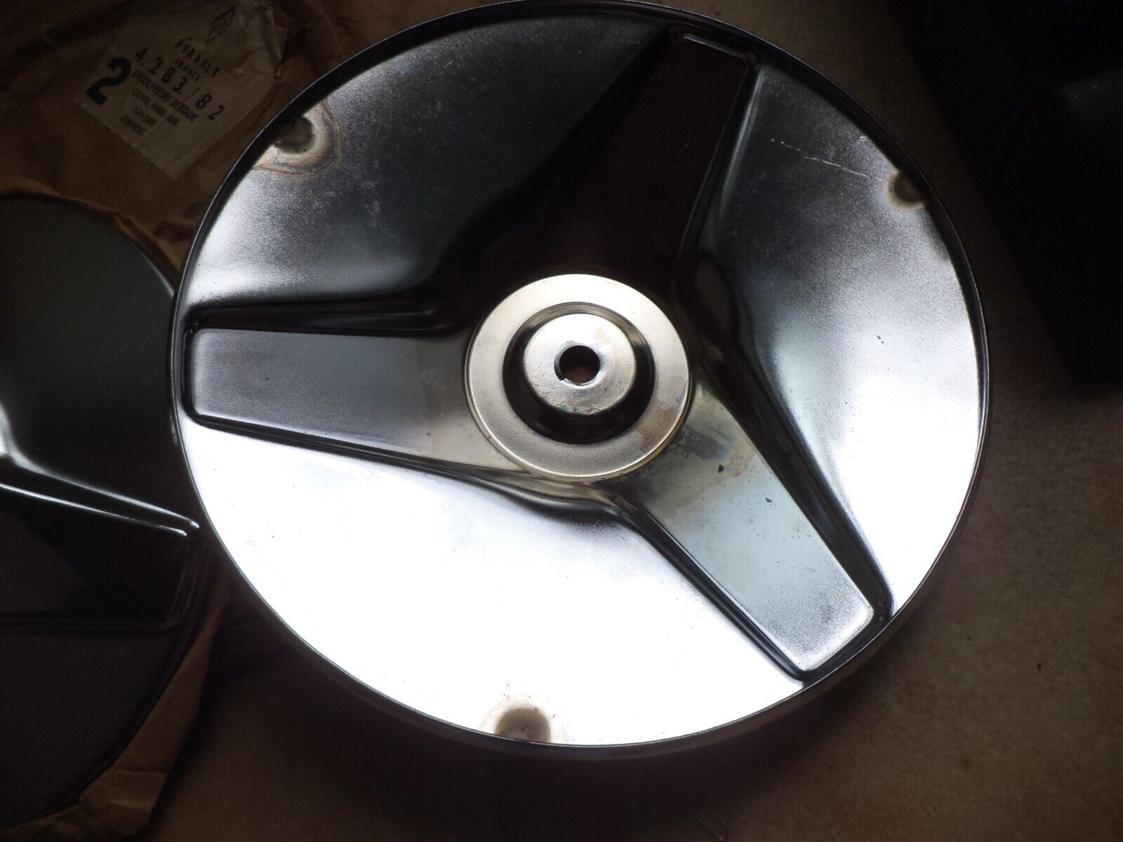 n°rt100 lot enjoliveur etoile renault r4 4283582 neuf DPA86