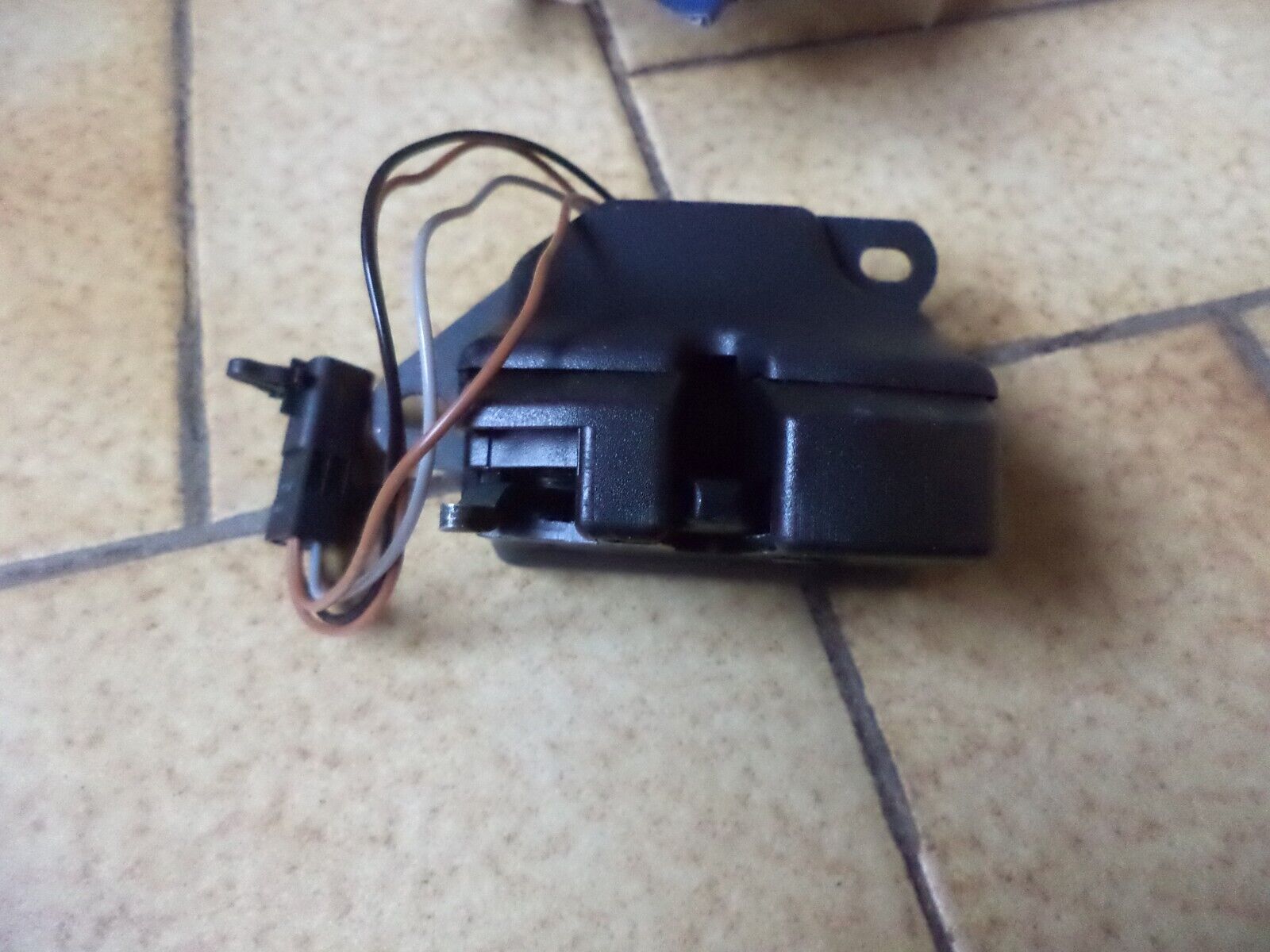 n°fc61 serrure hayon fiat punto 2 46559090 occasion DPA86