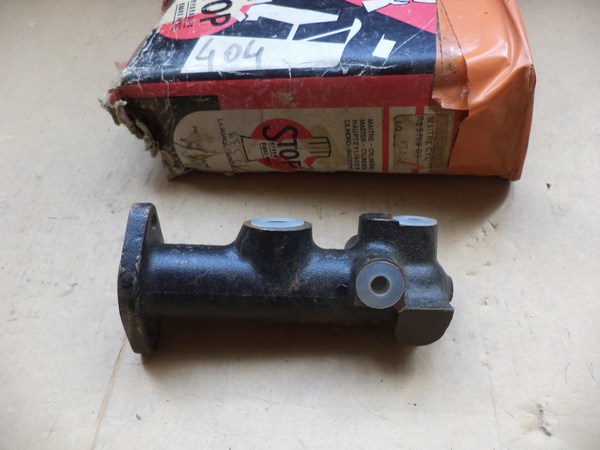 n°257 maitre cylindre peugeot 404 s57119 12539 neuf stop DPA86