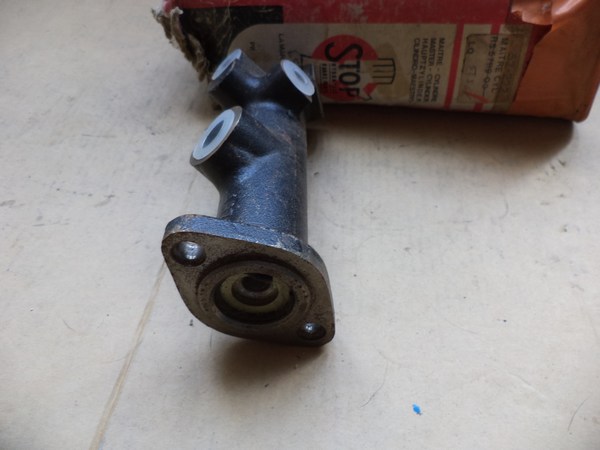 n°257 maitre cylindre peugeot 404 s57119 12539 neuf stop DPA86