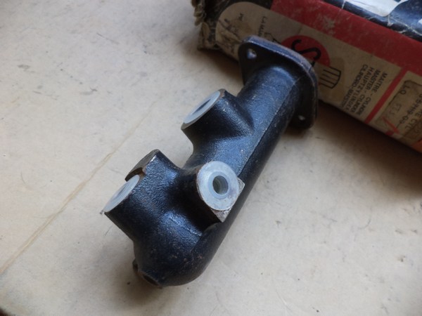 n°257 maitre cylindre peugeot 404 s57119 12539 neuf stop DPA86
