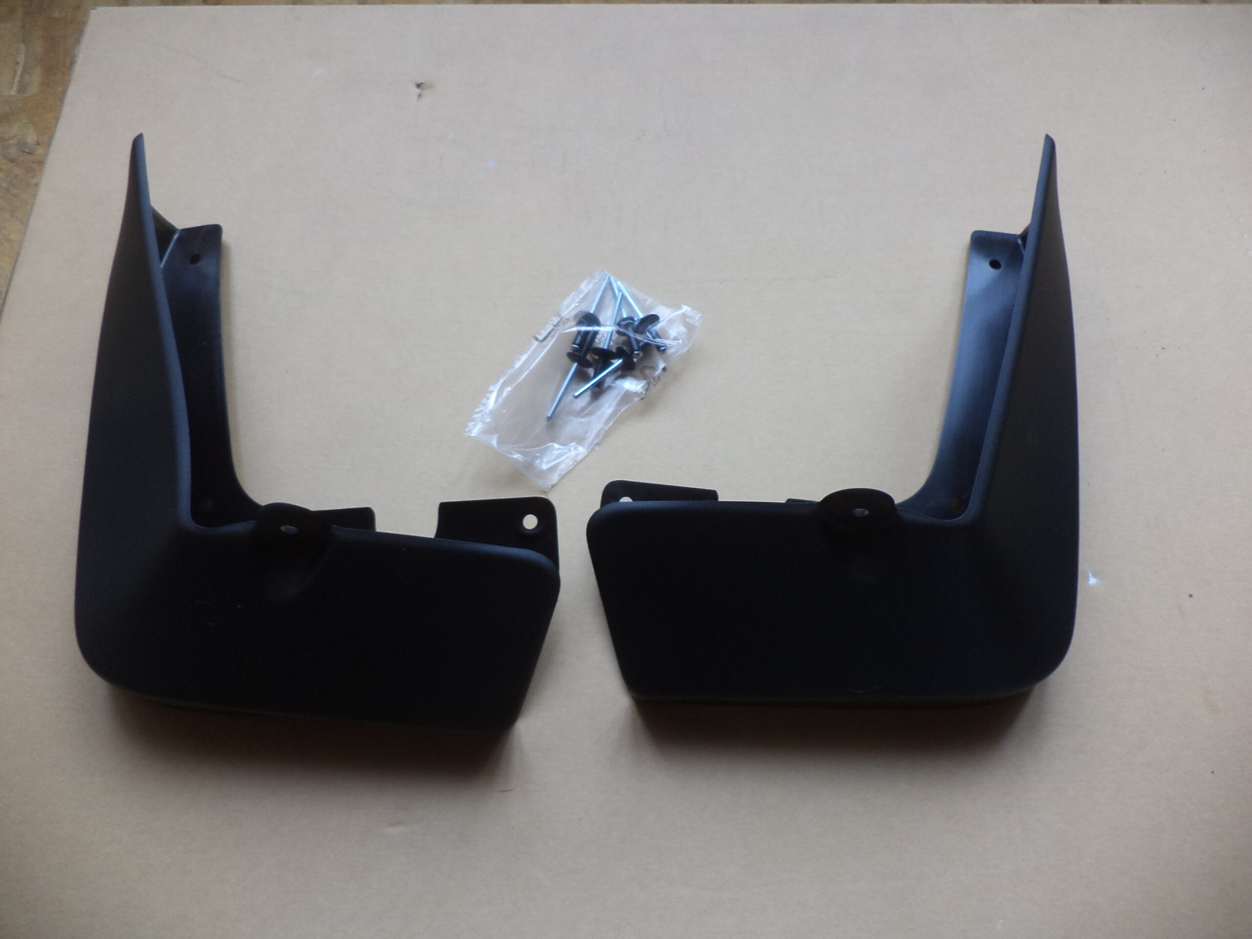 n°j11 jeu bavette arriere peugeot 208 E208 1635053880 neuf DPA86