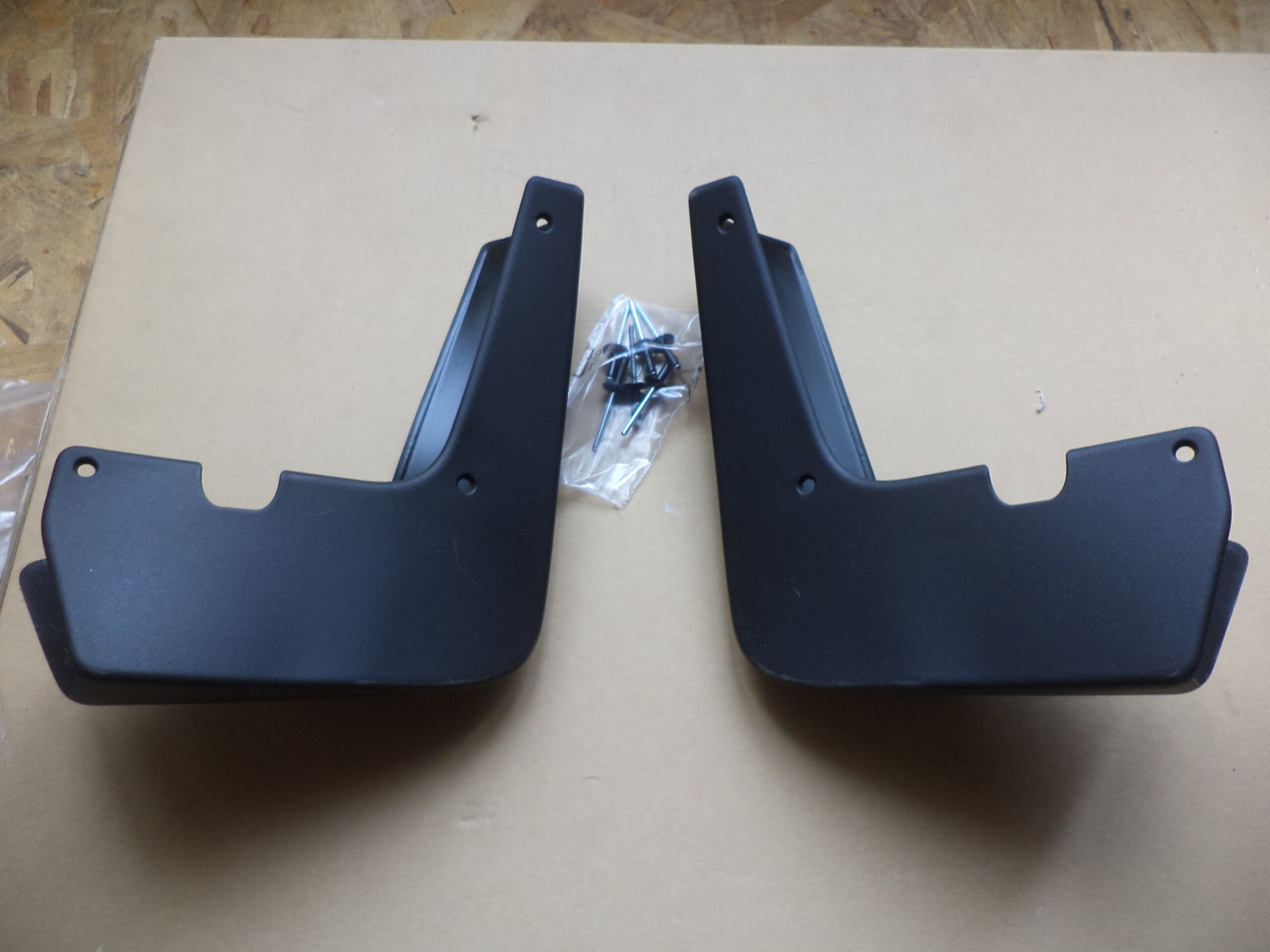 n°j11 jeu bavette arriere peugeot 208 E208 1635053880 neuf DPA86