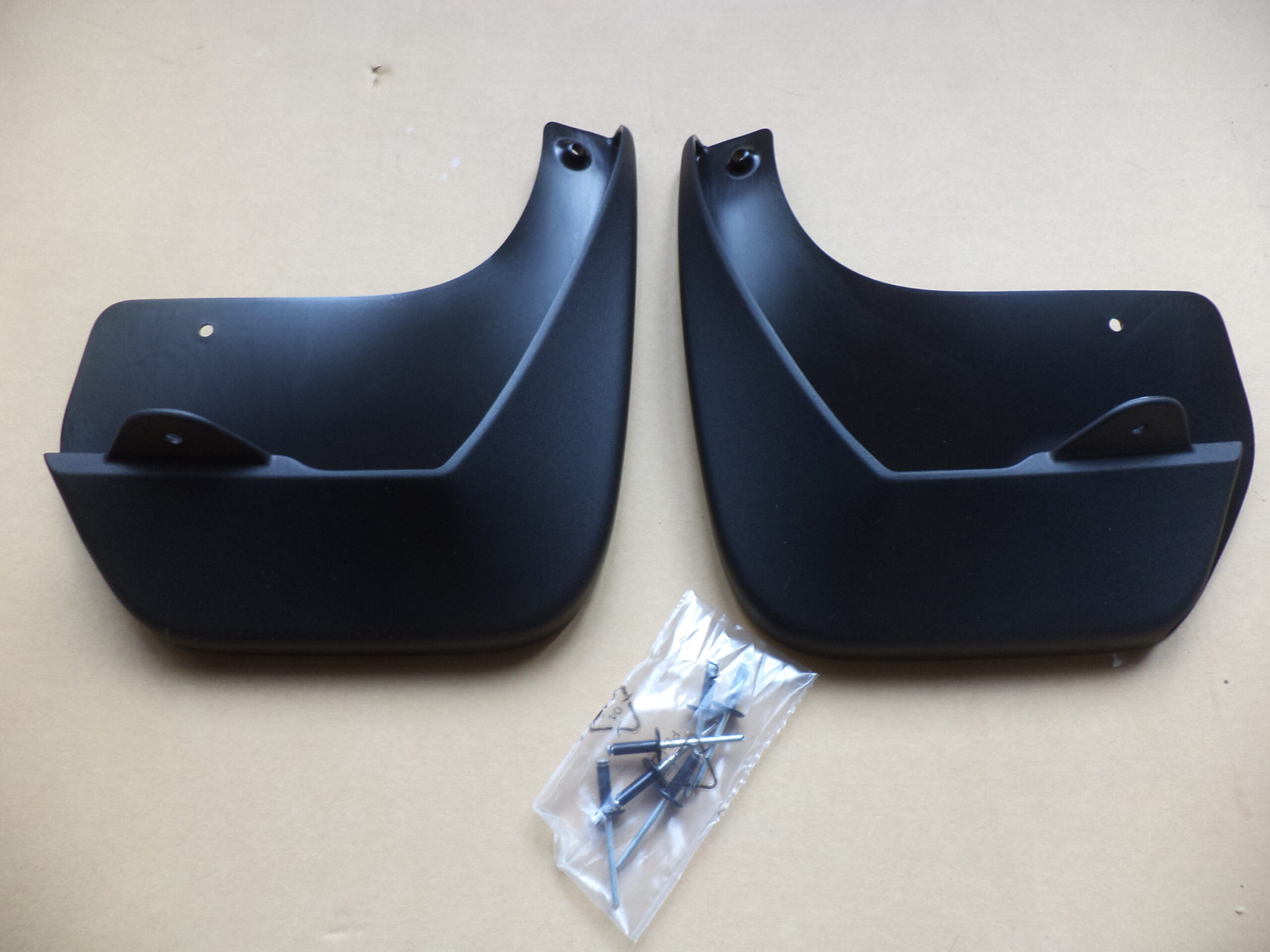 n°j15 jeu bavette arriere peugeot 308 II 1610092680 neuf DPA86