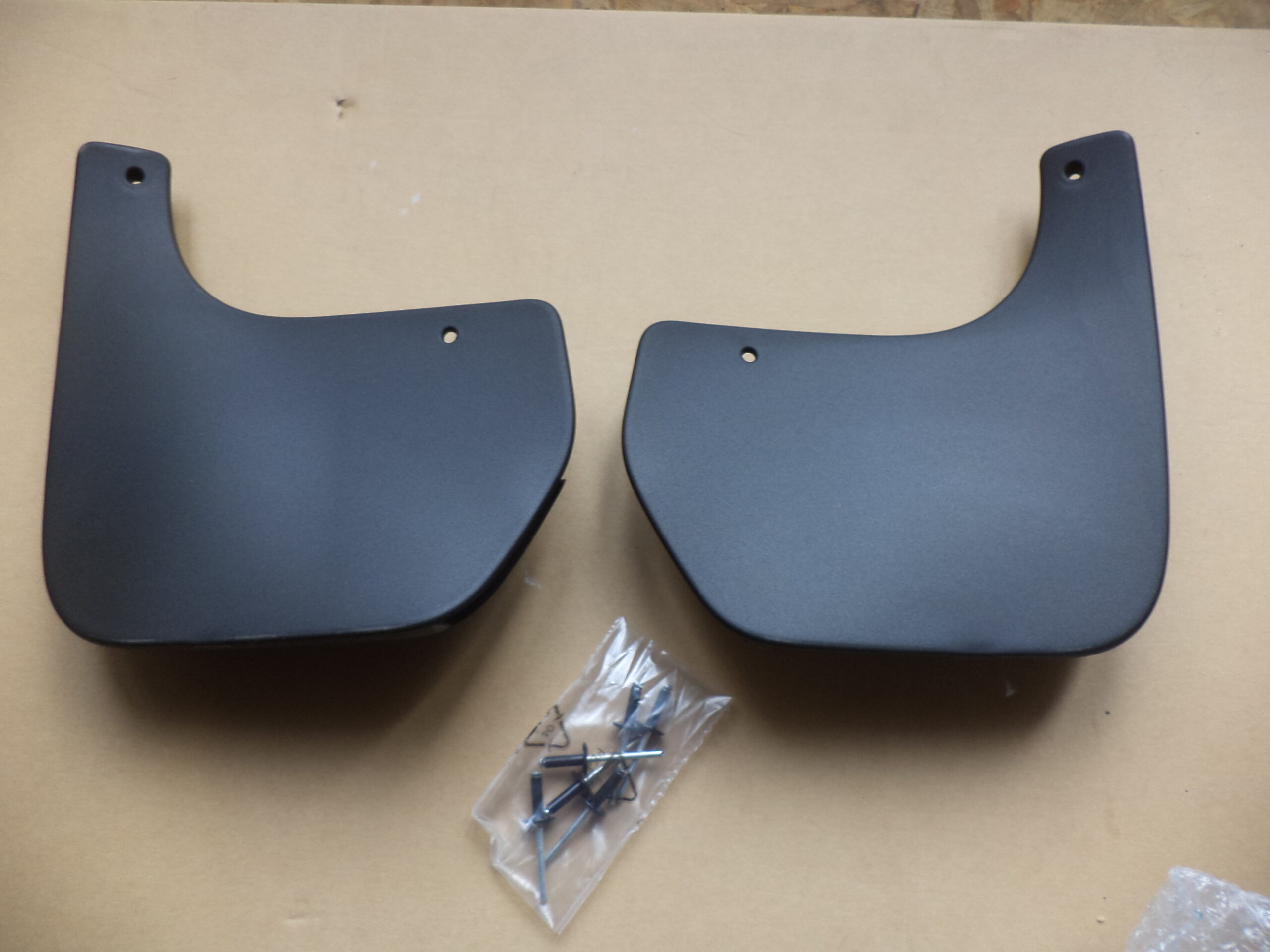 n°j15 jeu bavette arriere peugeot 308 II 1610092680 neuf DPA86