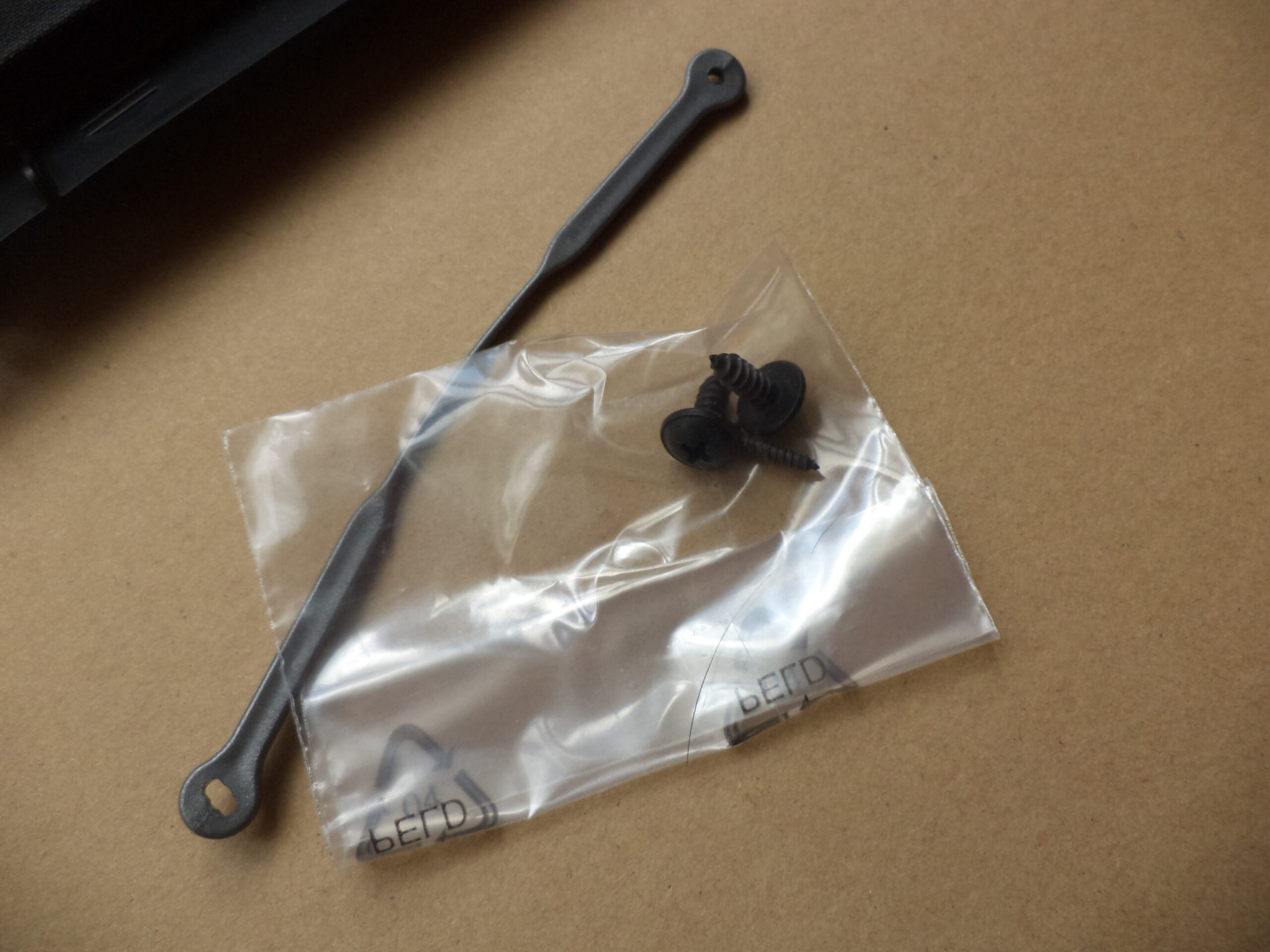 n°j23 porte de boite à gants Peugeot 107 Citroen C1 1608388380 neuve n°j23 porte de boite à gants Peugeot 107 Citroen C1 1608388380 neuve DPA86