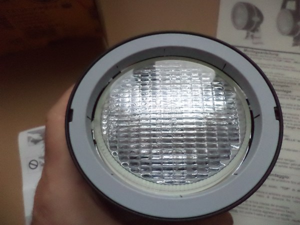 n°he183 feu travail encastrable 12v 24v 1gm996134311 hella neuf n°he183 feu travail encastrable 12v 24v 1gm996134311 hella neuf DPA86