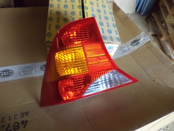 n°he517 feu gauche ford focus mk1 9el157577051 hella neuf DPA86