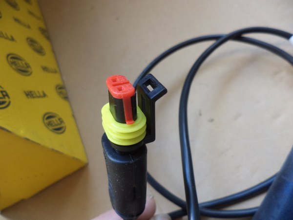 n°he599 Feu d&rsquo;encombrement gabarit gauche LED Semi remorque poids lourd hella 2xs011744211 DPA86
