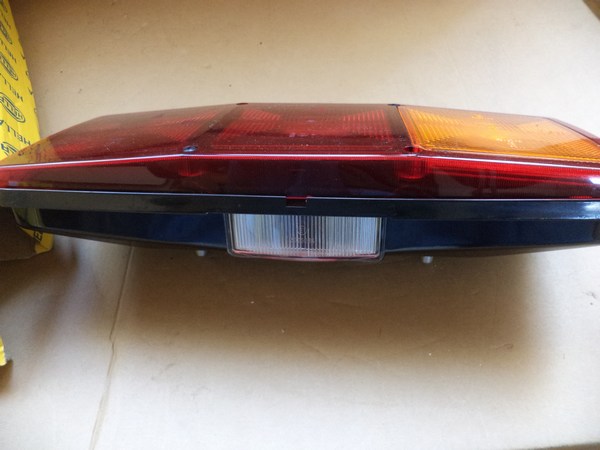 n°he605 feu arriere droit mercedes iveco 2se003167041 hella neuf 02264 DPA86