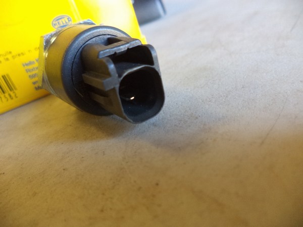n°he742 Capteur de pression d&rsquo;huile citroen C1 peugeot 107 108 volvo xc90 s80 6zl003259511 hella neuf DPA86
