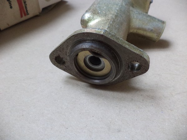 n°fc18 emetteur embrayage PEUGEOT 404 bendix 612048 neuf n°fc18 emetteur embrayage PEUGEOT 404 bendix 612048 neuf DPA86