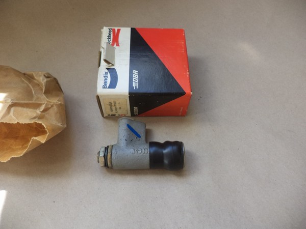 n°cf42 maitre cylindre citroen 2CV Dyane Mehari 19 mm 611438 bendix neuf n°cf42 maitre cylindre citroen 2CV Dyane Mehari 19 mm 611438 bendix neuf DPA86