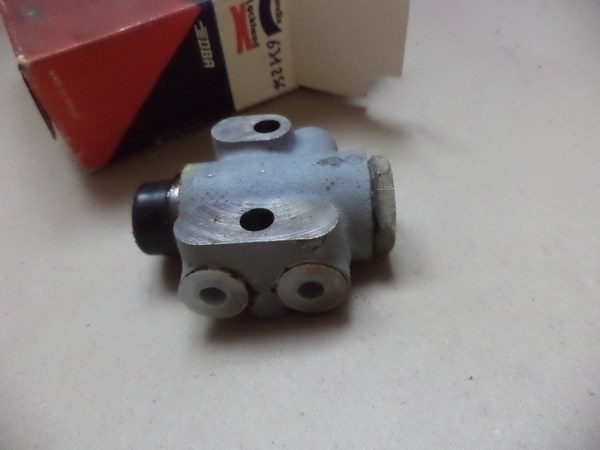 n°cf28 correcteur repartiteur frein peugeot 504 bendix neuf 631256 n°cf28 correcteur repartiteur frein peugeot 504 bendix neuf 631256 DPA86