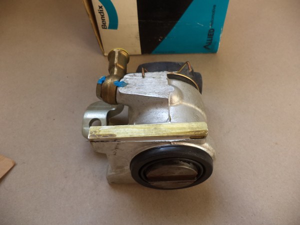 n°cf36 etrier gauche peugeot J7 J9 48 mm bendix 669285 neuf n°cf36 etrier gauche peugeot J7 J9 48 mm bendix 669285 neuf DPA86