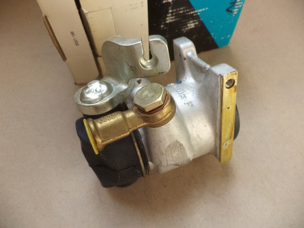 n°cf40 etrier droit peugeot J7 J9 48 mm bendix 669288 neuf n°cf40 etrier droit peugeot J7 J9 48 mm bendix 669288 neuf DPA86