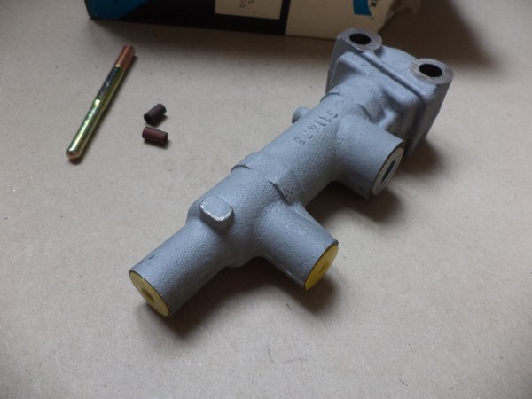 n°cf42 maitre cylindre citroen 2CV Dyane Mehari 19 mm 611438 bendix neuf n°cf42 maitre cylindre citroen 2CV Dyane Mehari 19 mm 611438 bendix neuf DPA86