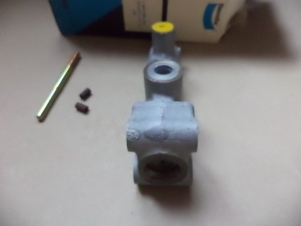 n°cf42 maitre cylindre citroen 2CV Dyane Mehari 19 mm 611438 bendix neuf n°cf42 maitre cylindre citroen 2CV Dyane Mehari 19 mm 611438 bendix neuf DPA86