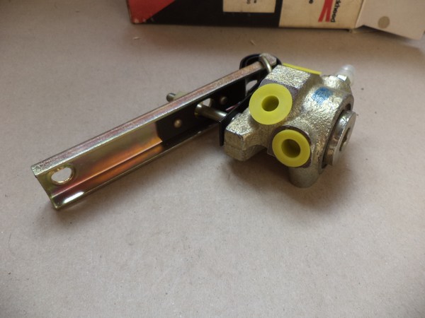 n°cf47 correcteur repartiteur Renault R30 TS R30 TX bendix 631351 neuf DPA86