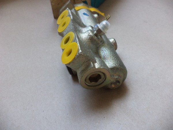 n°cf6 maitre cylindre renault R4 fourgonnette R5 R6 613387 bendix neuf DPA86