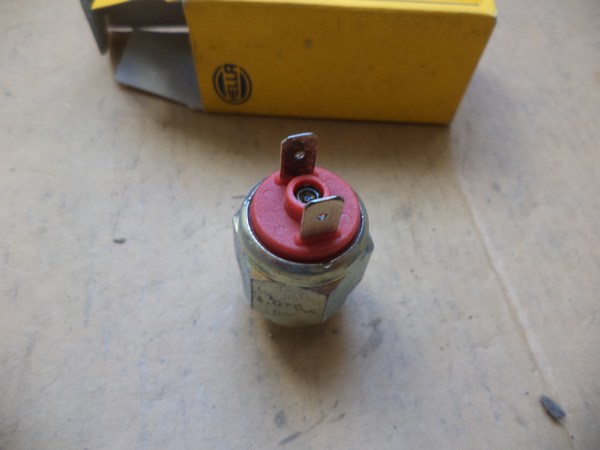 n°he611 Pressostat hydraulique de frein mercedes poids lourd HELLA 6ZF358169011 neuf DPA86