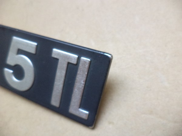 n°mc21 insigne coffre renault R5 TL alu occasion DPA86