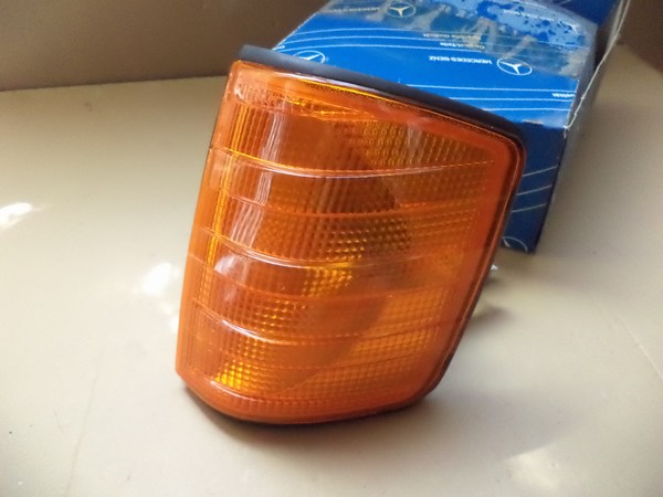 n°mc37 clignotant gauche mercedes 190 W201 origine 2018260043  neuf DPA86