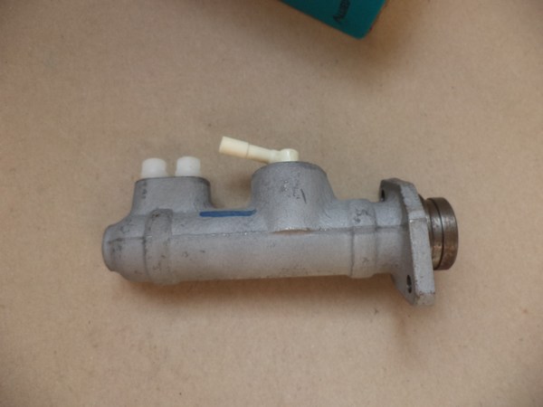 n°cf50 maitre cylindre SIMCA 1301 1501 bendix 611352 neuf n°cf50 maitre cylindre SIMCA 1301 1501 bendix 611352 neuf DPA86
