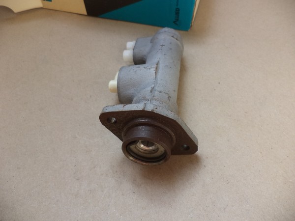 n°cf50 maitre cylindre SIMCA 1301 1501 bendix 611352 neuf n°cf50 maitre cylindre SIMCA 1301 1501 bendix 611352 neuf DPA86