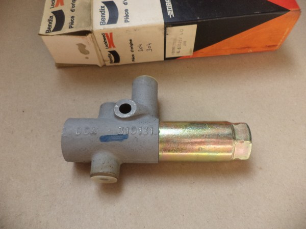 n°cf51 correcteur Repartiteur frein Peugeot 204 304 bendix 631267 neuf n°cf51 correcteur Repartiteur frein Peugeot 204 304 bendix 631267 neuf DPA86