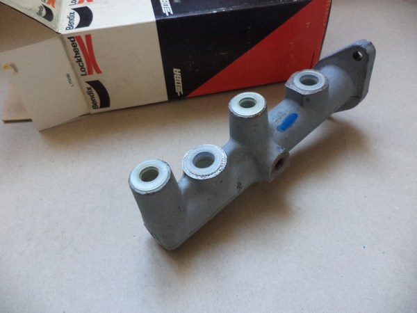 n°cf56 maitre cylindre Renault R4 R5 1.1 bendix 613521 neuf double circuit n°cf56 maitre cylindre Renault R4 R5 1.1 bendix 613521 neuf double circuit DPA86