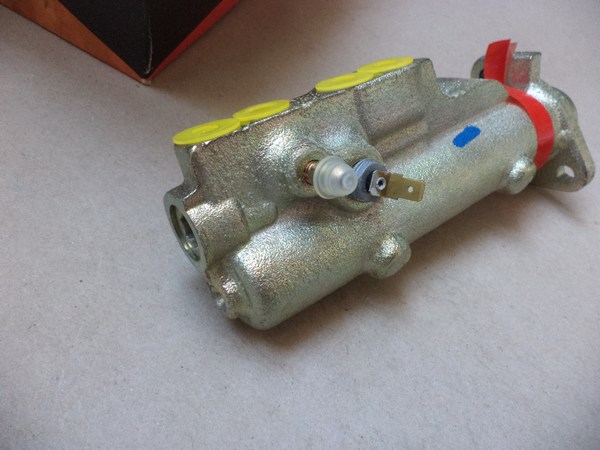n°cf56 maitre cylindre Renault R4 R5 1.1 bendix 613521 neuf double circuit n°cf56 maitre cylindre Renault R4 R5 1.1 bendix 613521 neuf double circuit DPA86