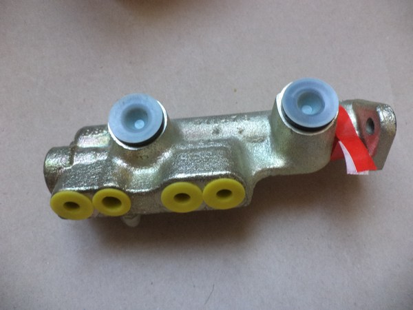 n°cf56 maitre cylindre Renault R4 R5 1.1 bendix 613521 neuf double circuit n°cf56 maitre cylindre Renault R4 R5 1.1 bendix 613521 neuf double circuit DPA86