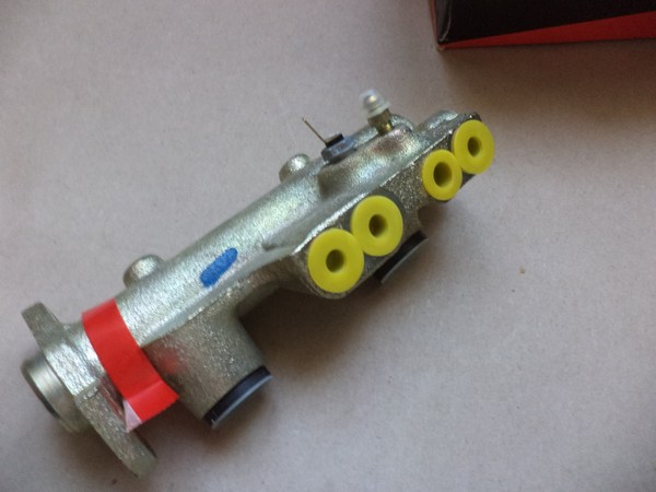 n°cf56 maitre cylindre Renault R4 R5 1.1 bendix 613521 neuf double circuit n°cf56 maitre cylindre Renault R4 R5 1.1 bendix 613521 neuf double circuit DPA86