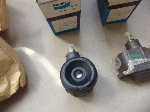 n°cf60 2x cylindre roue avant Peugeot 404 504 bendix 624109 neuf n°cf60 2x cylindre roue avant Peugeot 404 504 bendix 624109 neuf DPA86