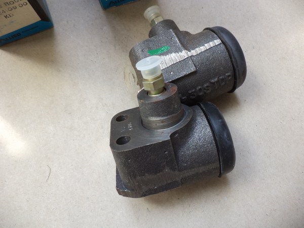 n°cf60 2x cylindre roue avant Peugeot 404 504 bendix 624109 neuf n°cf60 2x cylindre roue avant Peugeot 404 504 bendix 624109 neuf DPA86
