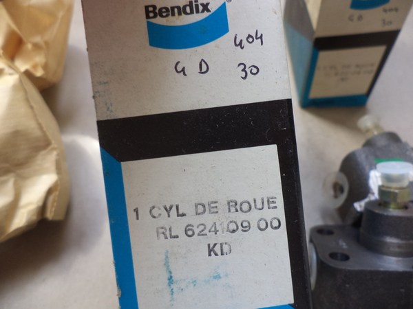 n°cf60 2x cylindre roue avant Peugeot 404 504 bendix 624109 neuf n°cf60 2x cylindre roue avant Peugeot 404 504 bendix 624109 neuf DPA86