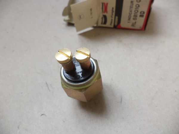 n°cf92 contacteur feu stop Renault 4CV 681010 bendix neuf DPA86