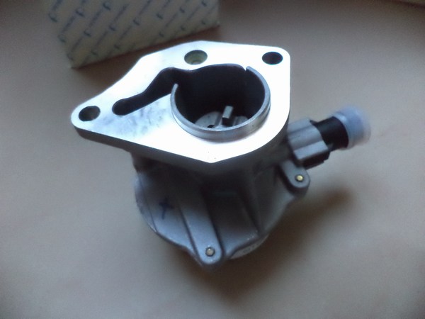 n°da39 pompe a vide Reanult 1.5dci kangoo clio 2 megane 2 scenic 2 pierburg neuve 722389170 8200083165 DPA86