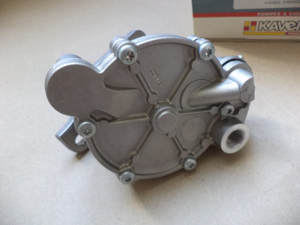 n°da47 pompe a vide VW transporter T4 LT28 LT40 pierburg neuve 72230062 075145101A NOS DPA86