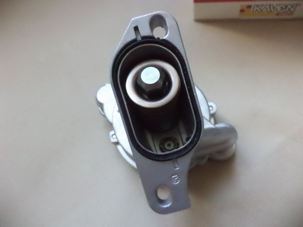 n°da47 pompe a vide VW transporter T4 LT28 LT40 pierburg neuve 72230062 075145101A NOS DPA86