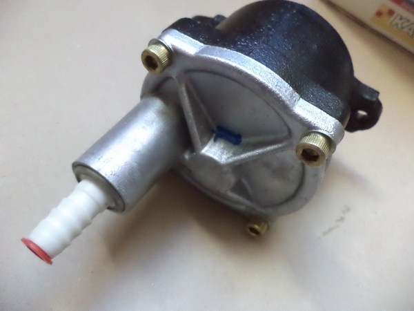 n°da53 pompe a vide Renault 2.1 R18 R20 R21 R25 R30 espace trafic RM neuve NOS vacuum DPA86